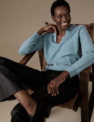 marksandspencer_AU22_KASMIR_T38_3819_pleteny polo svetr z cisteho kasmiru_modra_3299Kc_modelka.jpg